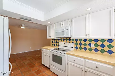 Kitchen - 2317 E Desert Cove Ave, Phoenix, AZ 85028 photo 4 of 5