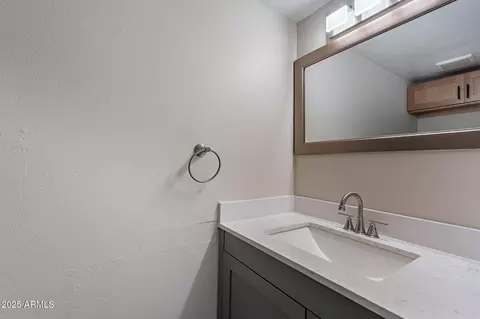 Bath - 2944 E Clarendon Ave, Phoenix, AZ 85016 photo 1 of 3