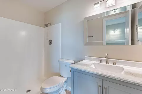 Bath - 2944 E Clarendon Ave, Phoenix, AZ 85016 photo 2 of 3