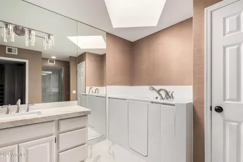 Bath - 715 W Puget Ave, Phoenix, AZ 85021 photo 6 of 7