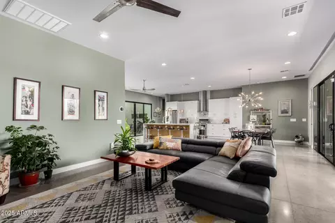 Living - 6840 N 13th Pl, Phoenix, AZ 85014 photo 1 of 2
