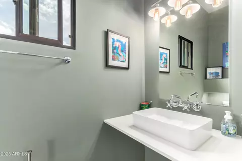 Bath - 6840 N 13th Pl, Phoenix, AZ 85014 photo 1 of 4