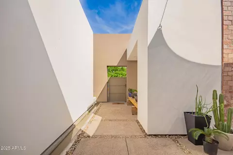 Exterior - 6840 N 13th Pl, Phoenix, AZ 85014 photo 4 of 10