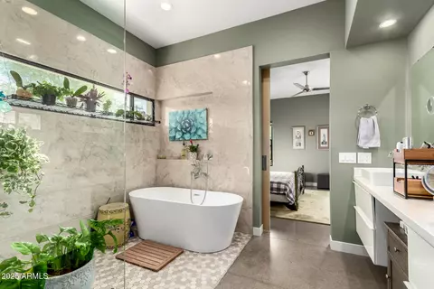 Bath - 6840 N 13th Pl, Phoenix, AZ 85014 photo 2 of 4