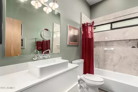 Bath - 6840 N 13th Pl, Phoenix, AZ 85014 photo 4 of 4