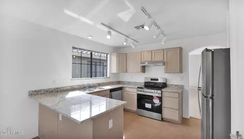 3305 E Hononegh Dr, Phoenix, AZ 85050 photo 5