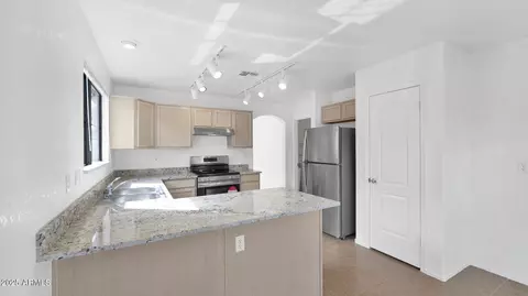 3305 E Hononegh Dr, Phoenix, AZ 85050 photo 6