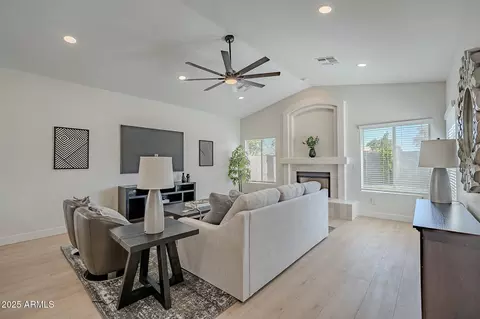233 S Tiago Dr, Gilbert, AZ 85233 photo 18