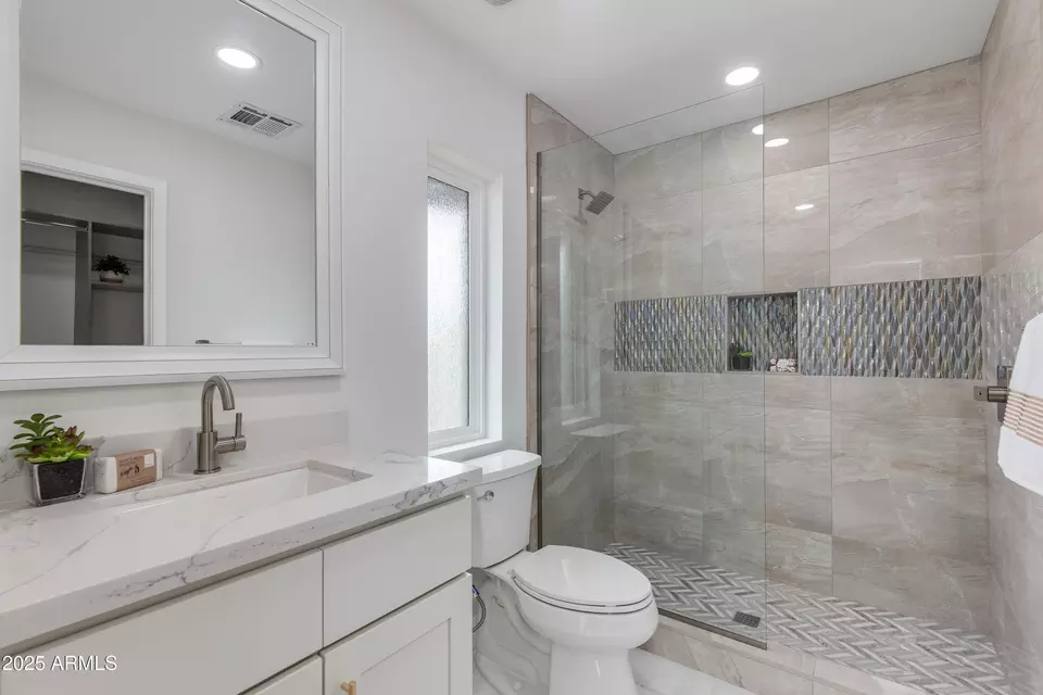 Bath - 8702 E San Daniel Dr, Scottsdale, AZ 85258 photo 4 of 8