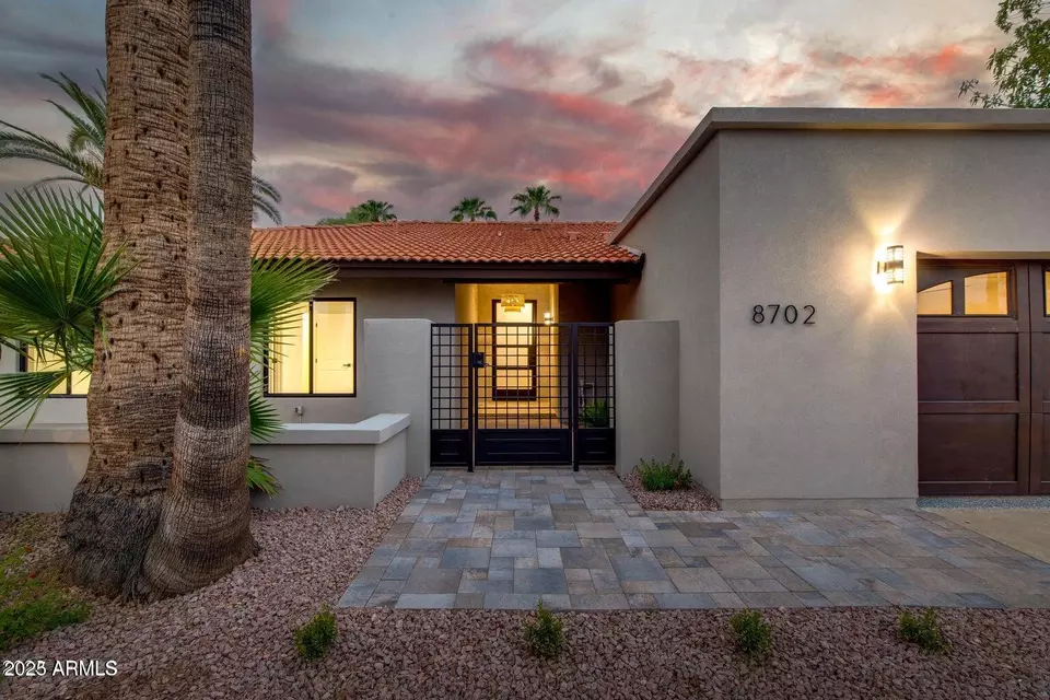 Exterior - 8702 E San Daniel Dr, Scottsdale, AZ 85258 photo 15 of 19