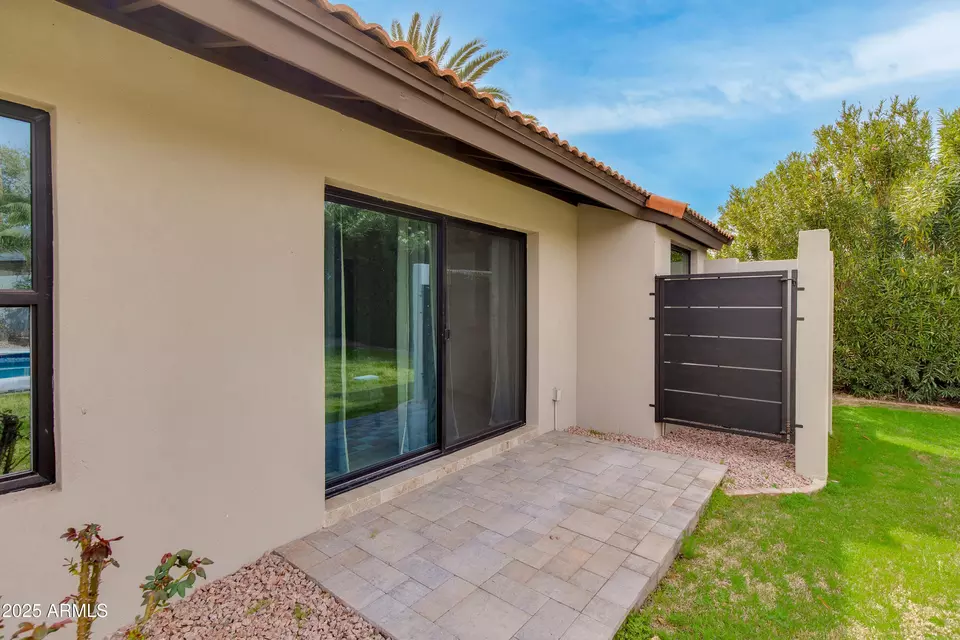 Exterior - 8702 E San Daniel Dr, Scottsdale, AZ 85258 photo 4 of 19