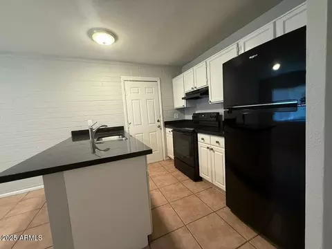Kitchen - 1532 W Carson Rd, Phoenix, AZ 85041 photo 2 of 3