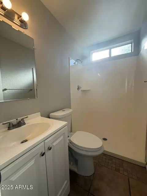 Bath - 1532 W Carson Rd, Phoenix, AZ 85041 photo 1 of 2