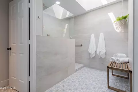 Bath - 4041 E Sunnyside Dr, Phoenix, AZ 85028 photo 2 of 4