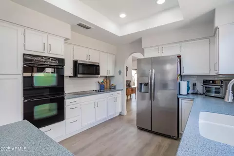 Kitchen - 4041 E Sunnyside Dr, Phoenix, AZ 85028 photo 5 of 6