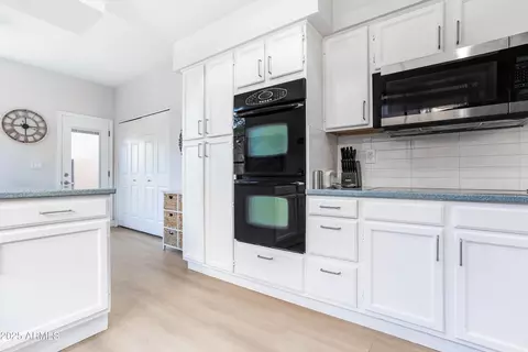 Kitchen - 4041 E Sunnyside Dr, Phoenix, AZ 85028 photo 3 of 6