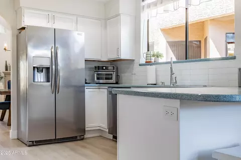 Kitchen - 4041 E Sunnyside Dr, Phoenix, AZ 85028 photo 4 of 6