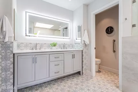 Bath - 4041 E Sunnyside Dr, Phoenix, AZ 85028 photo 1 of 4