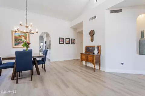Dining - 4041 E Sunnyside Dr, Phoenix, AZ 85028 photo 2 of 3