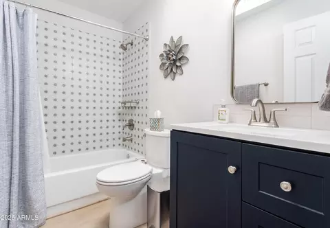 Bath - 4041 E Sunnyside Dr, Phoenix, AZ 85028 photo 4 of 4