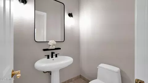 Bath - 1514 Eugie Ave, Phoenix, AZ 85022 photo 10 of 10