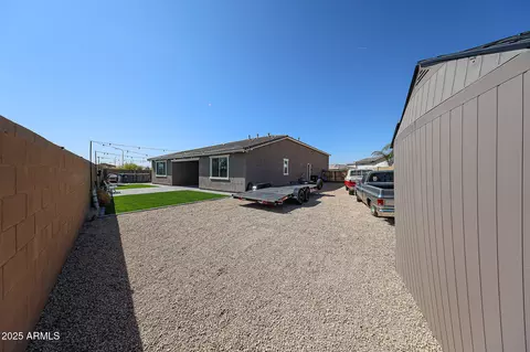 Exterior - 3907 S 75th Dr, Phoenix, AZ 85043 photo 3 of 8
