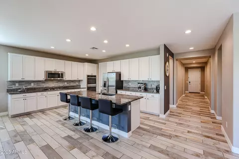 Entry Way - 3907 S 75th Dr, Phoenix, AZ 85043 photo 4 of 8