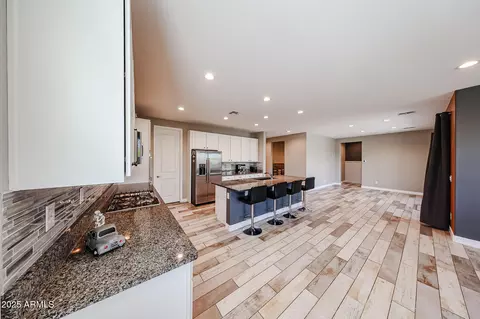 Entry Way - 3907 S 75th Dr, Phoenix, AZ 85043 photo 5 of 8