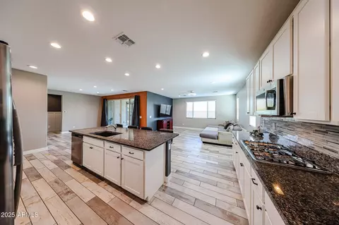 Kitchen - 3907 S 75th Dr, Phoenix, AZ 85043 photo 2 of 3