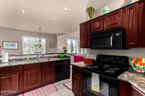 Kitchen - 3131 E Legacy Dr #1012, Phoenix, AZ 85042 photo 3 of 6