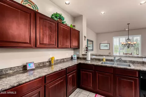 Kitchen - 3131 E Legacy Dr #1012, Phoenix, AZ 85042 photo 2 of 6
