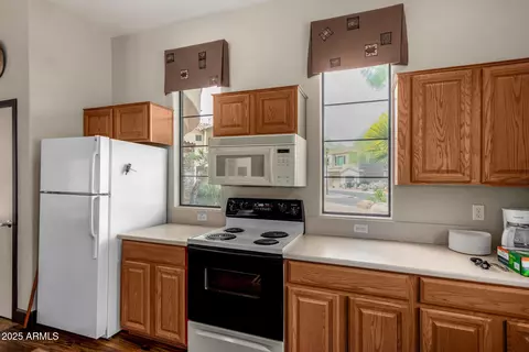Kitchen - 3131 E Legacy Dr #1012, Phoenix, AZ 85042 photo 6 of 6