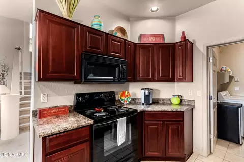 Kitchen - 3131 E Legacy Dr #1012, Phoenix, AZ 85042 photo 4 of 6