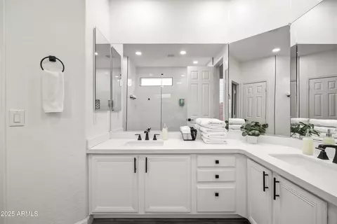 Bath - 2830 Estrella Ct, Gilbert, AZ 85296 photo 2 of 5