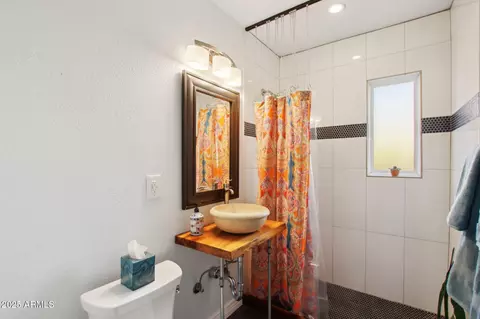 Bath - 2511 E Pinchot Ave, Phoenix, AZ 85016 photo 2 of 3