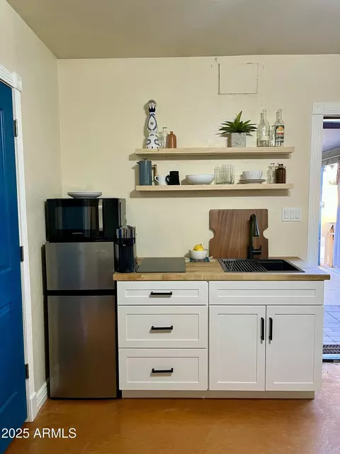 Kitchen - 2511 E Pinchot Ave, Phoenix, AZ 85016 photo 2 of 2