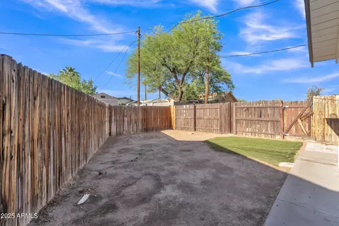 Exterior - 1024 E Mitchell Dr, Phoenix, AZ 85014 photo 8 of 12