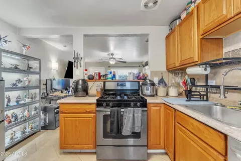 Kitchen - 1024 E Mitchell Dr, Phoenix, AZ 85014 photo 7 of 8