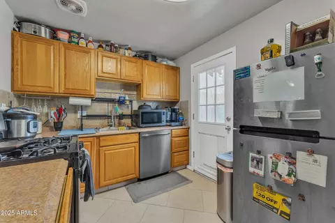 Kitchen - 1024 E Mitchell Dr, Phoenix, AZ 85014 photo 6 of 8