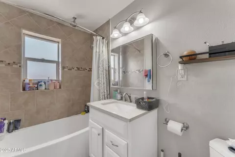 Bath - 1024 E Mitchell Dr, Phoenix, AZ 85014 photo 1 of 4