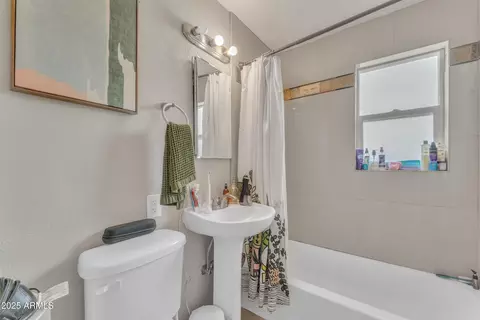 Bath - 1024 E Mitchell Dr, Phoenix, AZ 85014 photo 2 of 4
