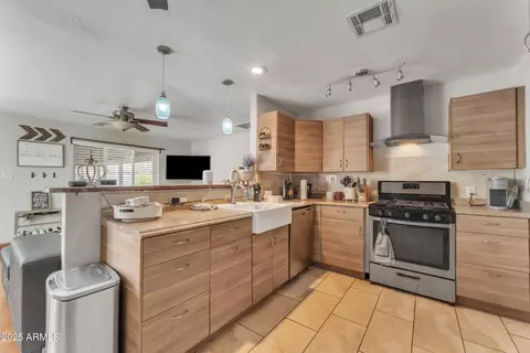 Kitchen - 1024 E Mitchell Dr, Phoenix, AZ 85014 photo 1 of 8