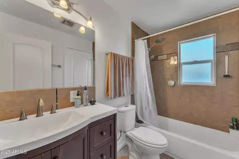 Bath - 1024 E Mitchell Dr, Phoenix, AZ 85014 photo 4 of 4