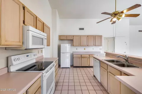 Kitchen - 4001 E Rosemonte Dr, Phoenix, AZ 85050 photo 1 of 4