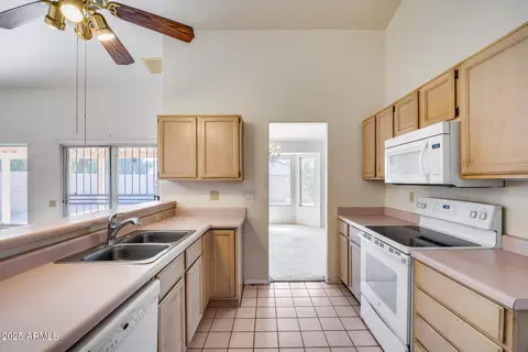 Kitchen - 4001 E Rosemonte Dr, Phoenix, AZ 85050 photo 3 of 4