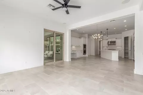 3920 E Covey Ln, Phoenix, AZ 85050 photo 11