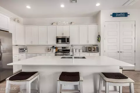 Kitchen - 2316 E Isaiah Ave, Gilbert, AZ 85298 photo 2 of 4