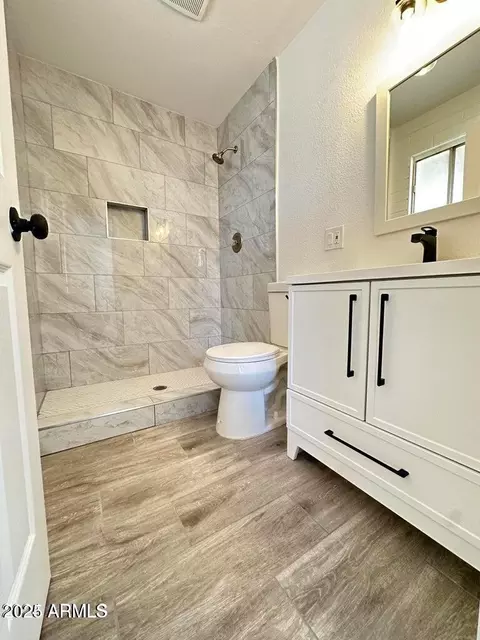 Bath - 6131 N 36th Dr, Phoenix, AZ 85019 photo 1 of 4