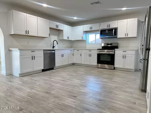 Kitchen - 6131 N 36th Dr, Phoenix, AZ 85019 photo 3 of 4