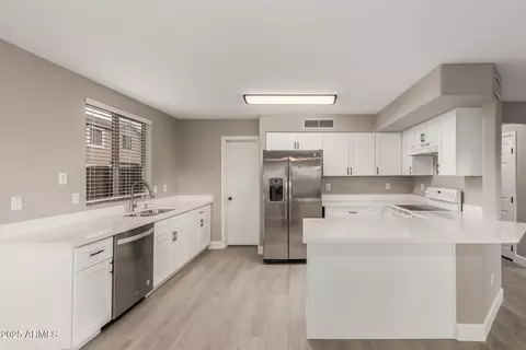 4002 E Melinda Ln, Phoenix, AZ 85050 photo 13